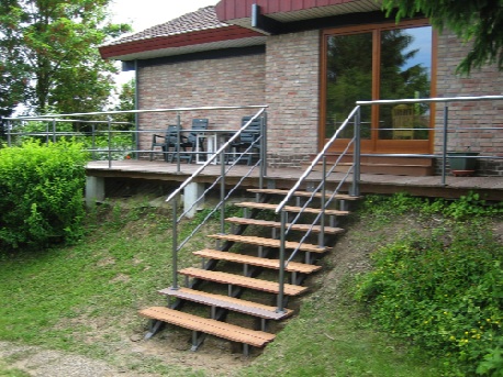 Garten-Anbindung einer vorhandenen Terrasse mittels Treppe. Handlauf Edelstahl, alle Stahlteile verzinkt und lackiert in Schmiedelack. Belag = Tropenholz